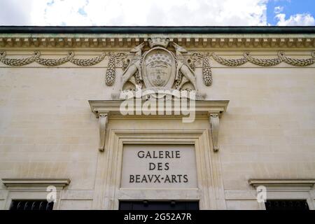 Bordeaux , Aquitaine France - 02 05 2021 : Galerie des Beaux-Arts texte sur le bâtiment façade Galerie des Beaux-Arts de Bordeaux ville France Banque D'Images