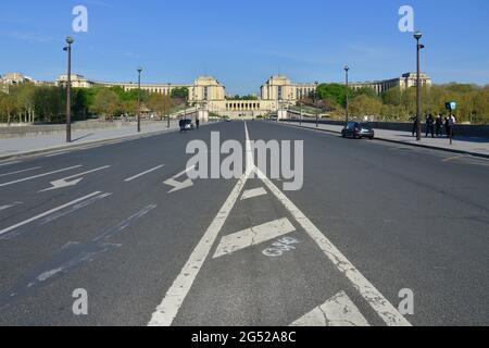 ILE DE FRANCE. PARIS (8E). VUE D'UN PARIS VIDE EN RAISON DE LA CONFINEMENT SOUS LE VIRUS COVID 19. ICI LE PONT IENA ET LE PALAIS DE CHAILLOT. Banque D'Images