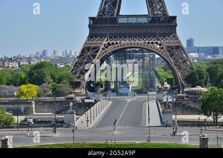 FRANCE. PARIS (16). VIDER LE PONT D'IENA AVEC LA TOUR EIFFEL PENDANT LE CONFINEMENT D'AVRIL 2020. Banque D'Images