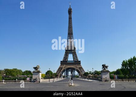 FRANCE. PARIS (16). VIDER LE PONT D'IENA AVEC LA TOUR EIFFEL PENDANT LE CONFINEMENT D'AVRIL 2020. Banque D'Images