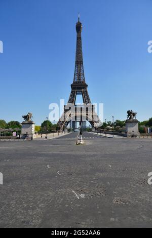 FRANCE. PARIS (16). VIDER LE PONT D'IENA AVEC LA TOUR EIFFEL PENDANT LE CONFINEMENT D'AVRIL 2020. Banque D'Images