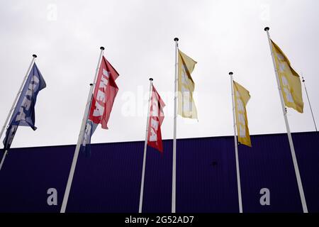 Bordeaux , Aquitaine France - 02 05 2021 : enseigne Ikea et logo sur le drapeau du magasin le plus grand magasin de meubles du monde en france Banque D'Images