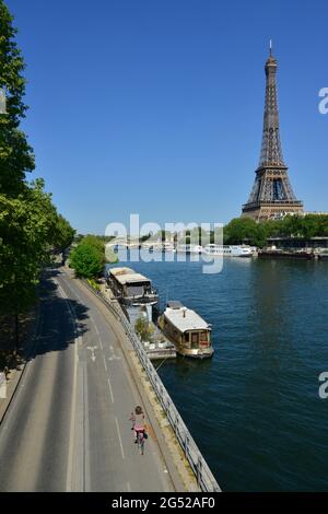 FRANCE. PARIS (16). LES RIVERBAKS DE LA SEINE ET DE LA TOUR EIFFEL PENDANT LE CONFINEMENT D'AVRIL 2020. Banque D'Images