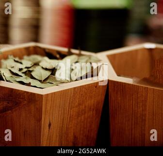 Assaisonnement de feuilles de Laurier séchées dans une boîte en bois dans un supermarché. Photo de haute qualité Banque D'Images