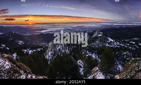 Lever du soleil depuis le sommet du Roc de l'Enginyer, dans le Rasos de Peguera, avec vue sur le centre de la Catalogne, le Roc d'Auró et le CIM d'Estela (Berguedà, Espagne) Banque D'Images