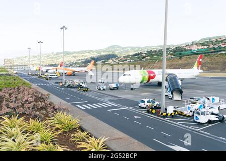 Avions de passagers à l'aéroport international Cristiano Ronaldo, Funchal, île de Madère, Portugal Banque D'Images