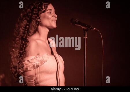 Roskilde, Danemark. 24 juin 2021. Le chanteur et compositeur danois Erika de Casier donne un concert en direct pendant les Roskilde Summer Days 2021, une alternative au populaire festival de musique danois Roskilde Festival. Les festivals Roskilde 2020 et 2021 ont été annulés en raison de la pandémie mondiale de COVID. (Crédit photo : Gonzales photo/Alamy Live News Banque D'Images