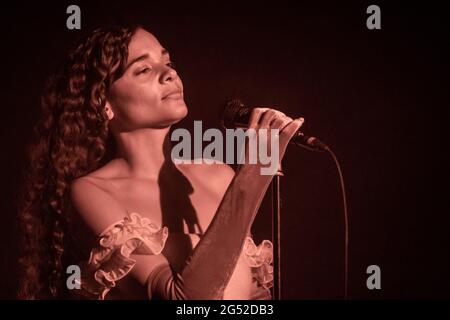 Roskilde, Danemark. 24 juin 2021. Le chanteur et compositeur danois Erika de Casier donne un concert en direct pendant les Roskilde Summer Days 2021, une alternative au populaire festival de musique danois Roskilde Festival. Les festivals Roskilde 2020 et 2021 ont été annulés en raison de la pandémie mondiale de COVID. (Crédit photo : Gonzales photo/Alamy Live News Banque D'Images