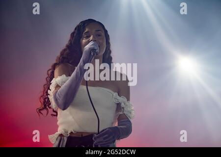 Roskilde, Danemark. 24 juin 2021. Le chanteur et compositeur danois Erika de Casier donne un concert en direct pendant les Roskilde Summer Days 2021, une alternative au populaire festival de musique danois Roskilde Festival. Les festivals Roskilde 2020 et 2021 ont été annulés en raison de la pandémie mondiale de COVID. (Crédit photo : Gonzales photo/Alamy Live News Banque D'Images