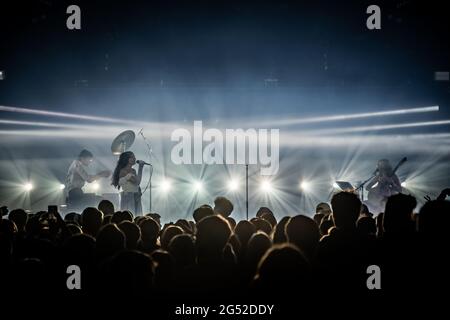 Roskilde, Danemark. 24 juin 2021. Le chanteur et compositeur danois Erika de Casier donne un concert en direct pendant les Roskilde Summer Days 2021, une alternative au populaire festival de musique danois Roskilde Festival. Les festivals Roskilde 2020 et 2021 ont été annulés en raison de la pandémie mondiale de COVID. (Crédit photo : Gonzales photo/Alamy Live News Banque D'Images
