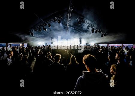 Roskilde, Danemark. 24 juin 2021. Les amateurs de concerts vus lors d'un concert en direct pendant les Roskilde Summer Days 2021, qui est une alternative au populaire festival de musique danois Roskilde Festival. Les festivals Roskilde 2020 et 2021 ont été annulés en raison de la pandémie mondiale de COVID. (Crédit photo : Gonzales photo/Alamy Live News Banque D'Images