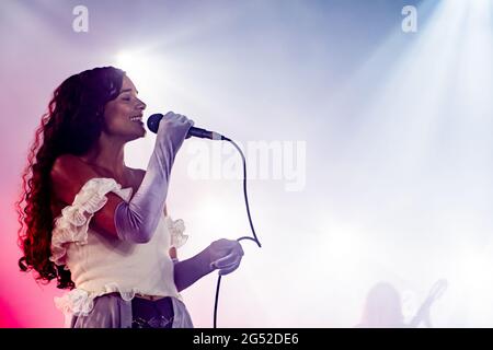 Roskilde, Danemark. 24 juin 2021. Le chanteur et compositeur danois Erika de Casier donne un concert en direct pendant les Roskilde Summer Days 2021, une alternative au populaire festival de musique danois Roskilde Festival. Les festivals Roskilde 2020 et 2021 ont été annulés en raison de la pandémie mondiale de COVID. (Crédit photo : Gonzales photo/Alamy Live News Banque D'Images