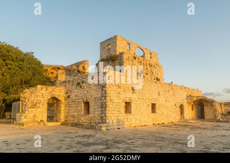 Vue au coucher du soleil sur le Crusader et plus tard la forteresse ottomane de Yehiam, aujourd'hui un parc national dans la Galilée occidentale, dans le nord d'Israël Banque D'Images