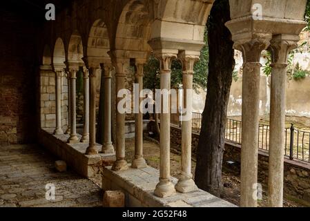 Cloître du monastère de Breda (la Selva, Catalogne, Espagne) ESP: Claustro del Monasterio de Breda (la Selva, Cataluña, España) Banque D'Images