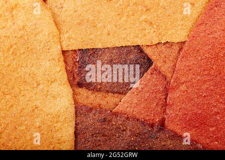 Texture de fond de pastille sucrée faite de fruits purs en rouleaux. Bonbons naturels de baies et de fruits. Alimentation en vitamines et aliments végétaliens pour en-cas. Banque D'Images