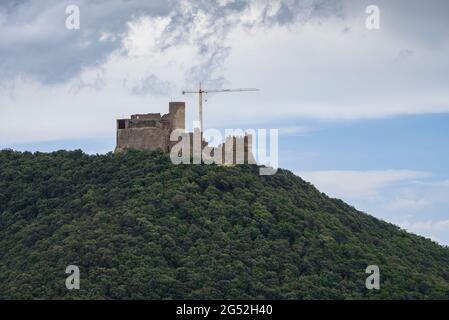 Château de Montsoriu vu de la zone résidentielle de Fogueres de Montsoriu (la Selva, Catalogne, Espagne) ESP: Castillo de Montsoriu desde Fogueres de Montsoriu Banque D'Images