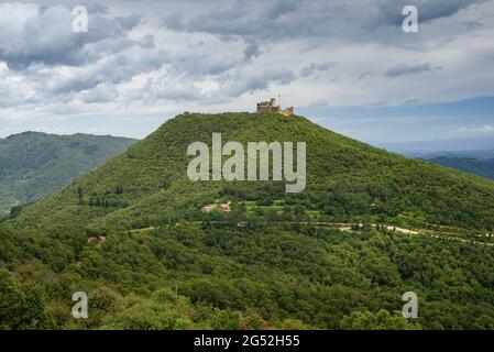 Château de Montsoriu vu de la zone résidentielle de Fogueres de Montsoriu (la Selva, Catalogne, Espagne) ESP: Castillo de Montsoriu desde Fogueres de Montsoriu Banque D'Images