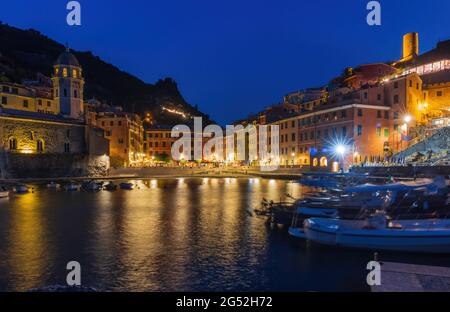 Village de Vernazza à Cinque Terre la nuit, Italie Banque D'Images