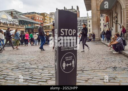 « Arrêter la propagation du coronavirus » dans un jardin animé de Covent. Londres, Royaume-Uni 20 juin 2021. Banque D'Images