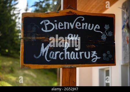 Panneau indiquant l'hôtel sur le col de Marchareuz Banque D'Images