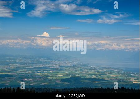 Vue depuis le Mont Tendre sur le Lac Léman et Lausanne Banque D'Images