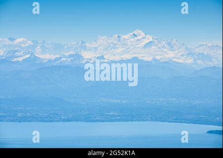 Mont blanc derrière le lac Léman vu de loin du jura vaudoise Banque D'Images