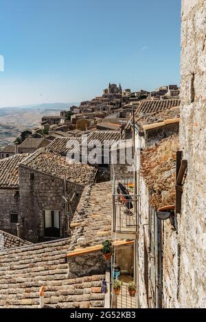 Village en pierre de Petralia Soprana, le plus haut village de la chaîne de montagne Madonie, Sicile, Italie.Eglise de Santa Maria di Loreto au coucher du soleil.pittoresque Banque D'Images