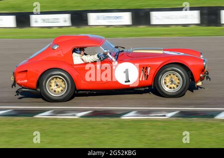 1964 AC Cobra Shelby course à Goodwood Revival 2011. Conduit par Berger et Bryant dans RAC long distance Tourist Trophy Banque D'Images