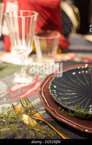 Table des fêtes d'hiver décorations de table des fêtes d'hiver. Bonne année et Joyeux fête de Noël préparation.ecorations. Bonne année et Joyeux CH Banque D'Images