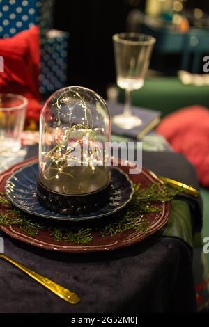 Table des fêtes d'hiver décorations de table des fêtes d'hiver. Bonne année et Joyeux fête de Noël préparation.ecorations. Bonne année et Joyeux CH Banque D'Images