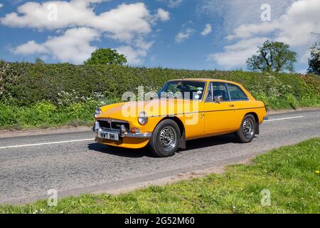 1973 70s seventies jaune MG B GT V8 3528cc 2DR essence coupé en route vers Capesthorne Hall Classic May car show, Cheshire, Royaume-Uni Banque D'Images