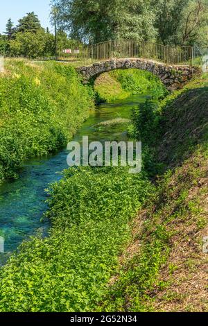 Le pont de Zingara traverse le Volturno et relie les deux sites archéologiques de San Vincenzo al Volturo. Rocchetta al Volturno, Molise Banque D'Images