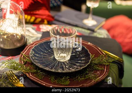 Table des fêtes d'hiver décorations de table des fêtes d'hiver. Bonne année et Joyeux fête de Noël préparation.ecorations. Bonne année et Joyeux CH Banque D'Images