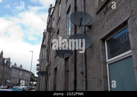 dh TV satellite paraboles COMMUNICATIONS UK Aberdeen Ecosse appartements avec antenne parabolique Banque D'Images