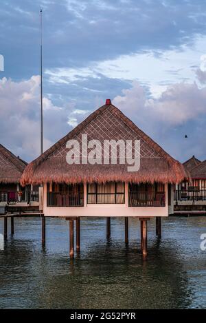 Sur l'eau thatched bungalows chambres en Malaisie. Cabanes debout sur pilotis. Banque D'Images