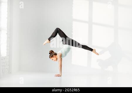 Femme pratiquant la gymnastique rythmique seule Banque D'Images