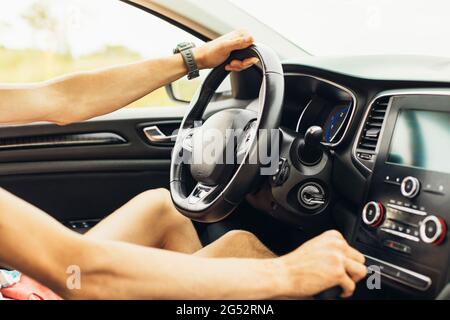 Gros plan, conducteur conduisant une voiture, avec une vue de l'intérieur, un homme dans le siège conducteur d'une voiture Banque D'Images