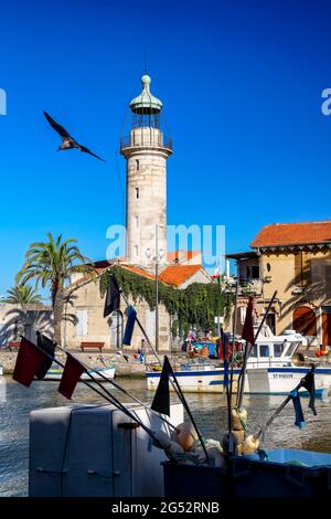 FRANCE. GARD (30) LE-GRAU-DU-ROI. CANAL DU RHÔNE À SETE ET L'ANCIEN PHARE Banque D'Images