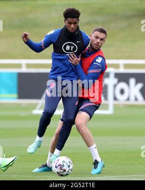 Marcus Rashford (à gauche) et Jordan Henderson se battent pour le ballon lors d'une séance d'entraînement au parc St George, Burton Upon Trent. Date de la photo: Vendredi 25 juin 2021. Banque D'Images