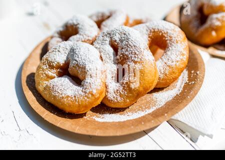 Crumpet à dessert avec sucre en poudre sur une assiette en carton. Banque D'Images