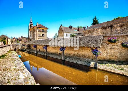 FRANCE. ESSONNE (91) MILLY-LA-FORET. PONT LA CORNE ET ÉGLISE NOTRE-DAME DE L'ASSOMPTION Banque D'Images