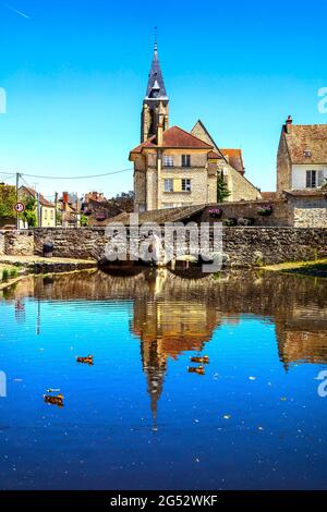 FRANCE. ESSONNE (91) MILLY-LA-FA S RE PONT LA CORNE ET ÉGLISE NOTRE-DAME DE L'ASSOMPTION Banque D'Images