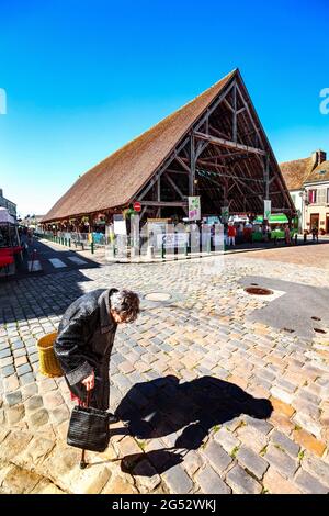 FRANCE. ESSONNE (91) MILLY-LA-FORET. VIEILLE FEMME EN FACE DE LA HALLE (CONSTRUITE EN 1479) Banque D'Images