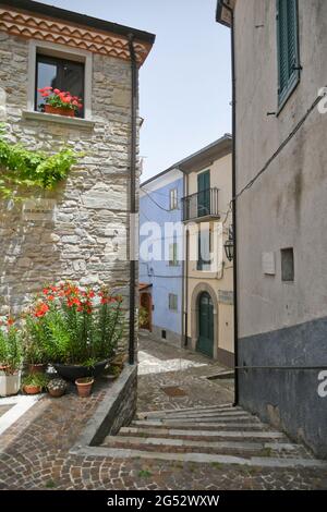 Une petite rue entre les vieilles maisons de Belmonte del Sannnio, un village médiéval de la région de Molise. Banque D'Images