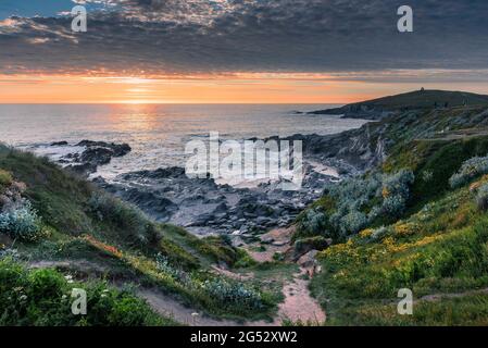 Un coucher de soleil spectaculaire sur la baie de Fistral, sur la côte de Newquay, dans les Cornouailles. Banque D'Images