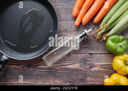 Verser de l'huile végétale dans la poêle. Banque D'Images