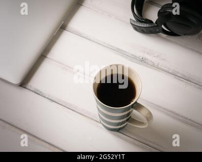 Grande tasse de café sur un bureau en bois blanc Banque D'Images