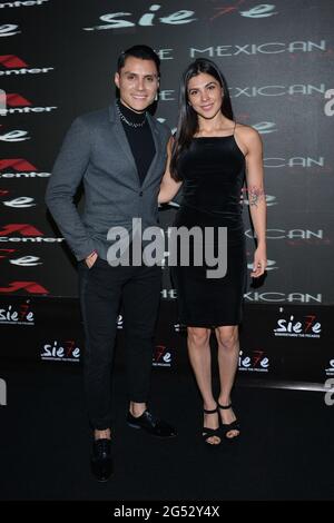 Mexico, Mexique. 24 juin 2021. MEXICO, MEXIQUE - JUIN 24 : Erik Flores et Valeria posent pour des photos pendant le tapis noir du sept musical (Siete) au Centre Pepsi le 24 juin 2021 à Mexico, Mexique. (Photo d'Eyepix/Sipa USA) crédit: SIPA USA/Alay Live News Banque D'Images