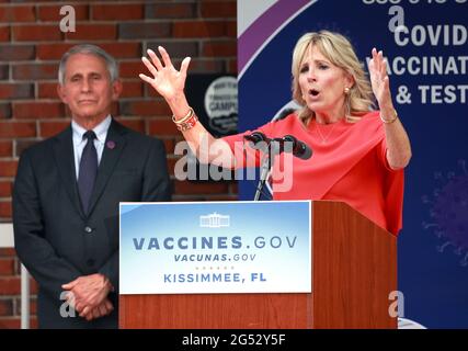 Kissimmee, États-Unis. 24 juin 2021. La première dame Jill Biden, en compagnie du Dr Anthony Fauci, conseiller médical en chef de la Maison-Blanche, s'adresse aux travailleurs de la santé au site de vaccination au drive d'Osceola Community Health Services à Kissimmee, en Floride, le jeudi 24 juin 2021. Biden et Fauci ont accueilli les résidents qui se sont fait vacciner et ont rencontré les dirigeants de l'agence de santé à but non lucratif. (Photo de Joe Burbank/Orlando Sentinel/TNS/Sipa USA) crédit: SIPA USA/Alay Live News Banque D'Images