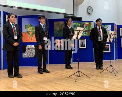 Un groupe d'élèves de l'année 7, limité en raison des restrictions de Covid, chantant la chanson de la journée One Britain One Nation (OBON) dans la salle scolaire du Carlton Bolling College dans le West Yorkshire. L'hymne a été écrit par des enfants à l'école primaire St John's ce de Bradford, et est chanté par des jeunes dans différentes écoles du Royaume-Uni. Date de publication : vendredi 25 juin 2021. Banque D'Images